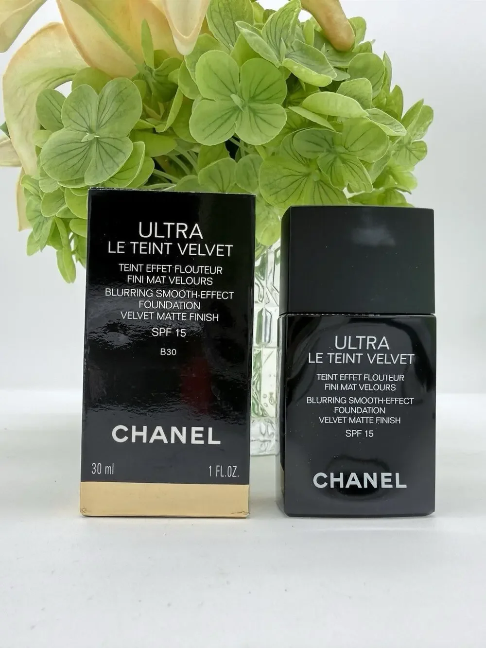 Chanel ULTRA LE TEINT VELVET Blurring Smooth-effect Foundation SPF 15 B30